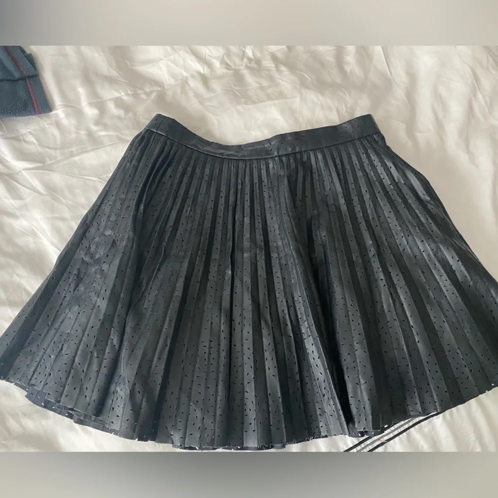 Club Monaco Mairin faux leather laser cut pleated skirt Size 6 - Picture 2 of 6
